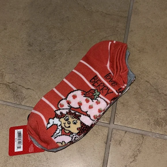 NWT 5 pairs of strawberry shortcake socks size 4-10 - Picture 2 of 6